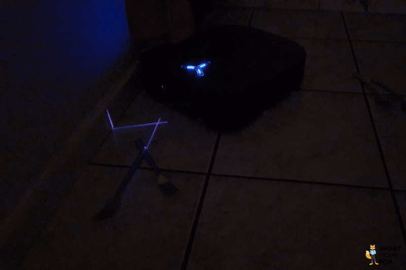Die Hinderniserkennung des ECOVACS DEEBOT X2 OMNI bei schlechten Lichtverhältnissen ist zu sehen.